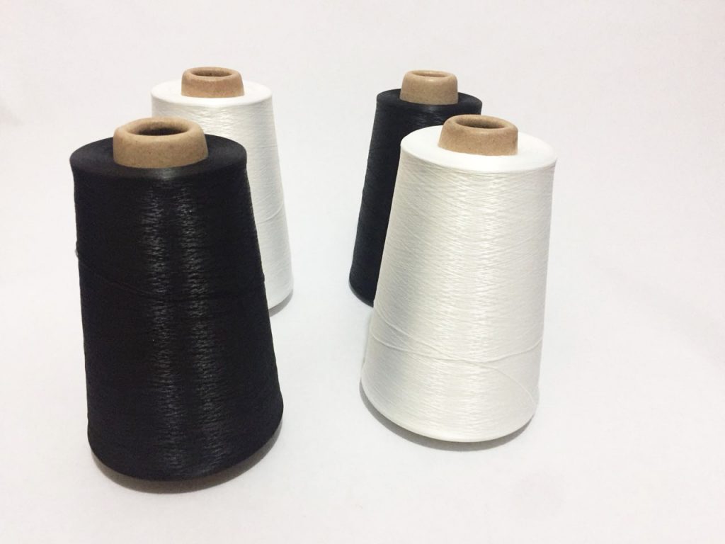 hilo para overlok 400 grs. blanco y negro